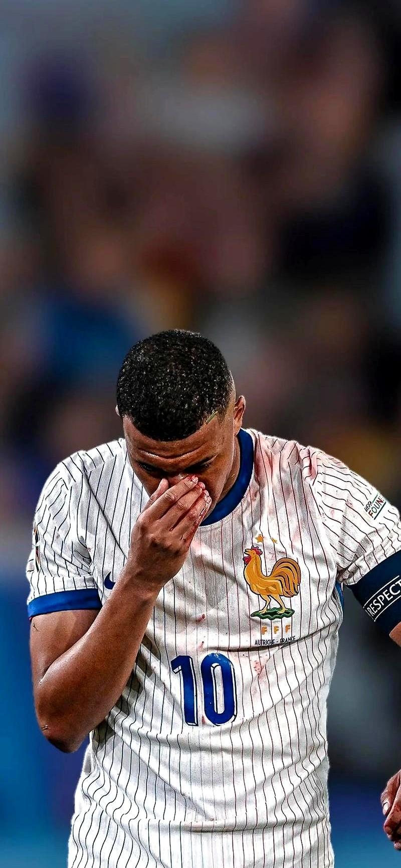 欧洲杯选手赛后落泪，背后故事感人