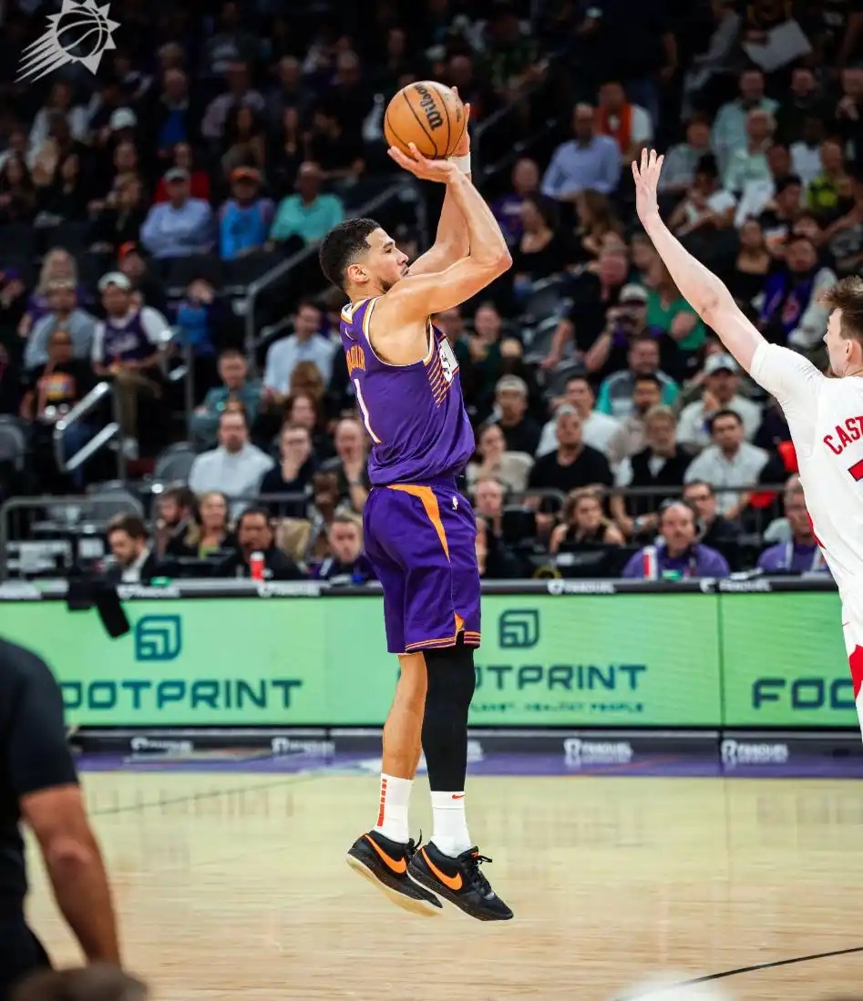 雄鹿绝杀马刺,布克统治全场 雄鹿绝杀马刺,布克统治全场