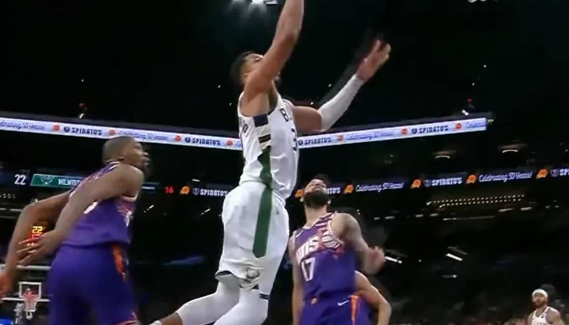 雄鹿绝杀马刺,布克统治全场 雄鹿绝杀马刺,布克统治全场