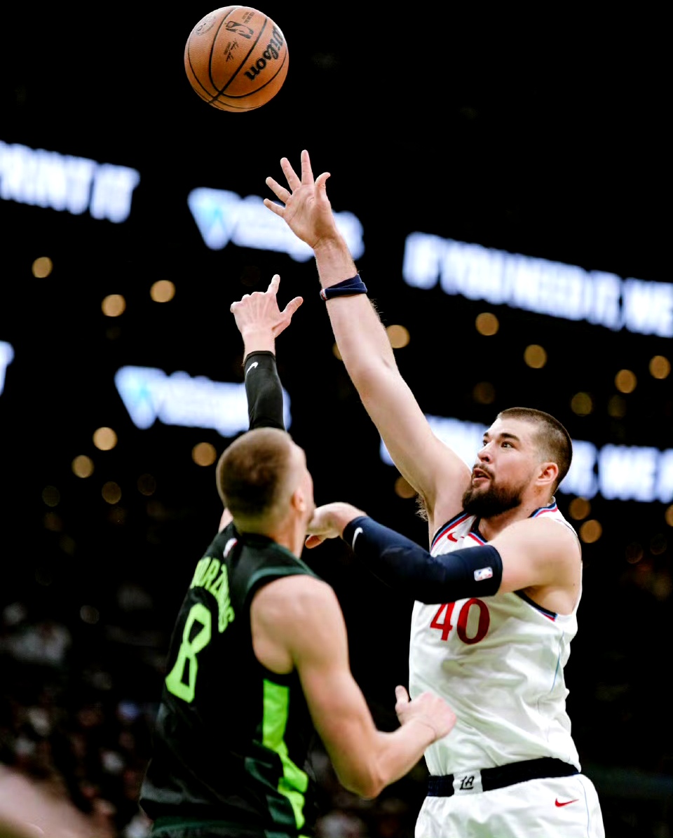 马刺横扫山东队，哈登扛起全队