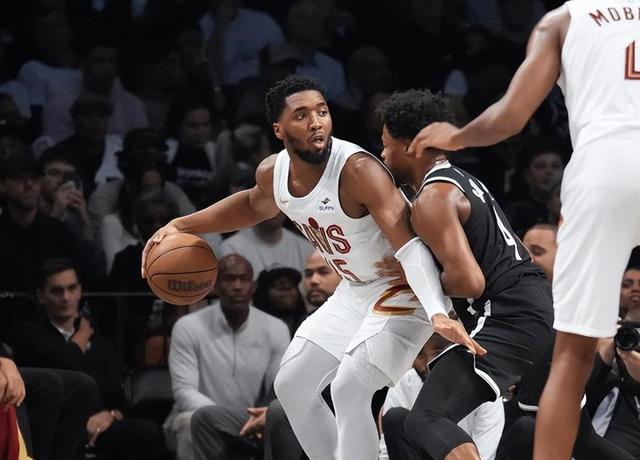 青岛队轻取篮网，米切尔关键制胜