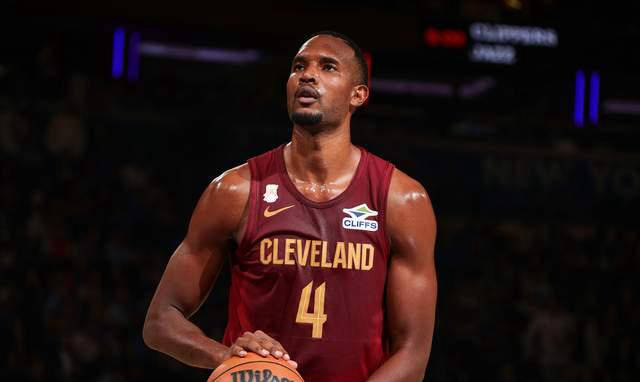 青岛队轻取篮网，米切尔关键制胜