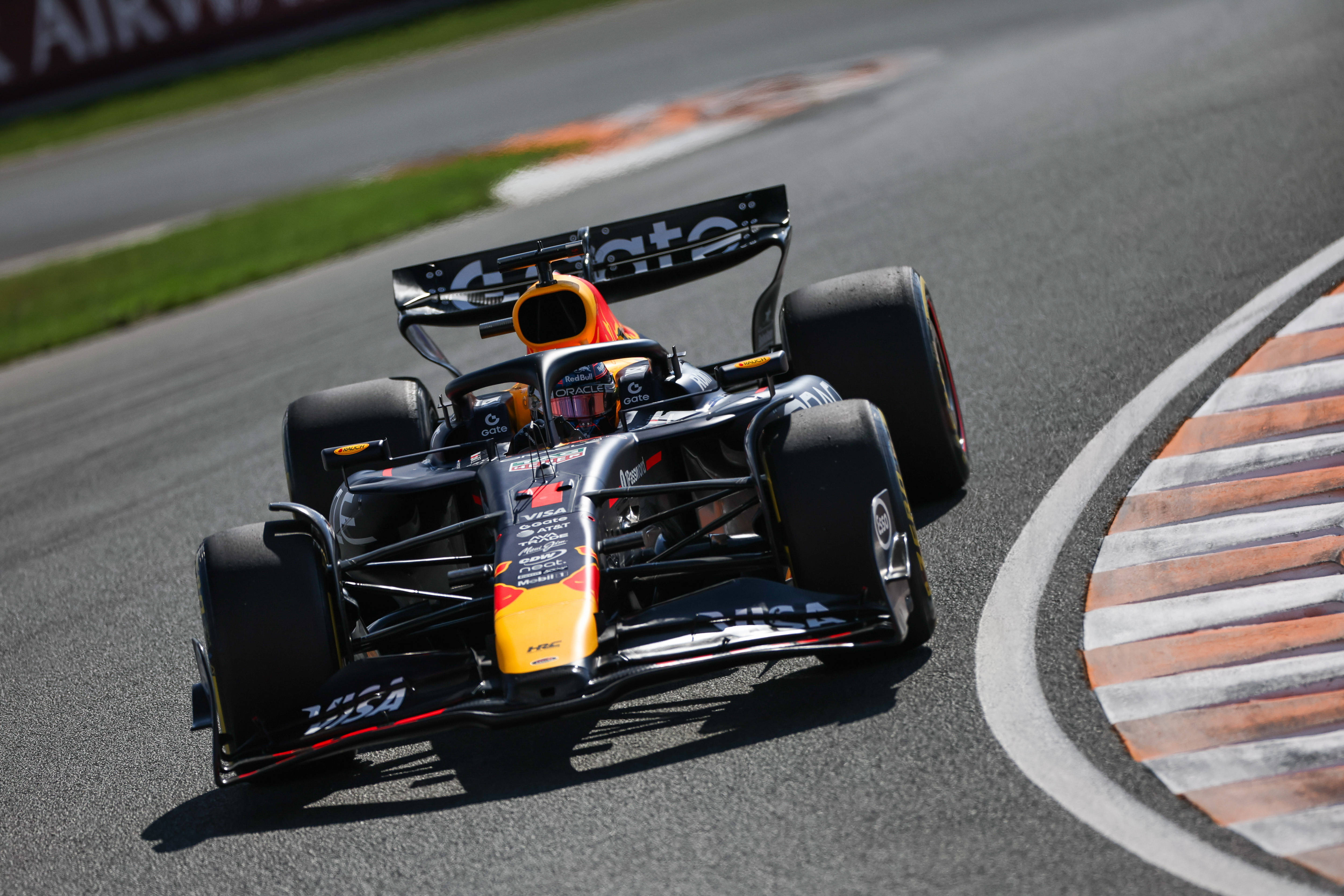 迈凯伦碾压阿斯顿马丁，皮亚斯特里统治全场